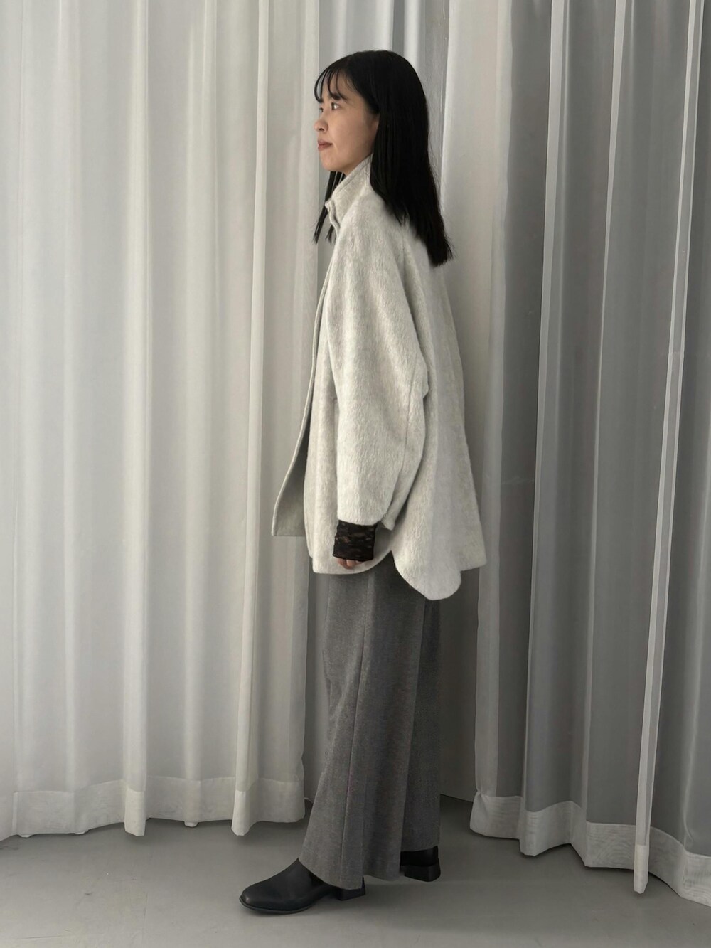 ホワイト系のその他アウター、ブラック系のTシャツ/カットソーを着用したレディースの秋コーディネートの2枚目の写真