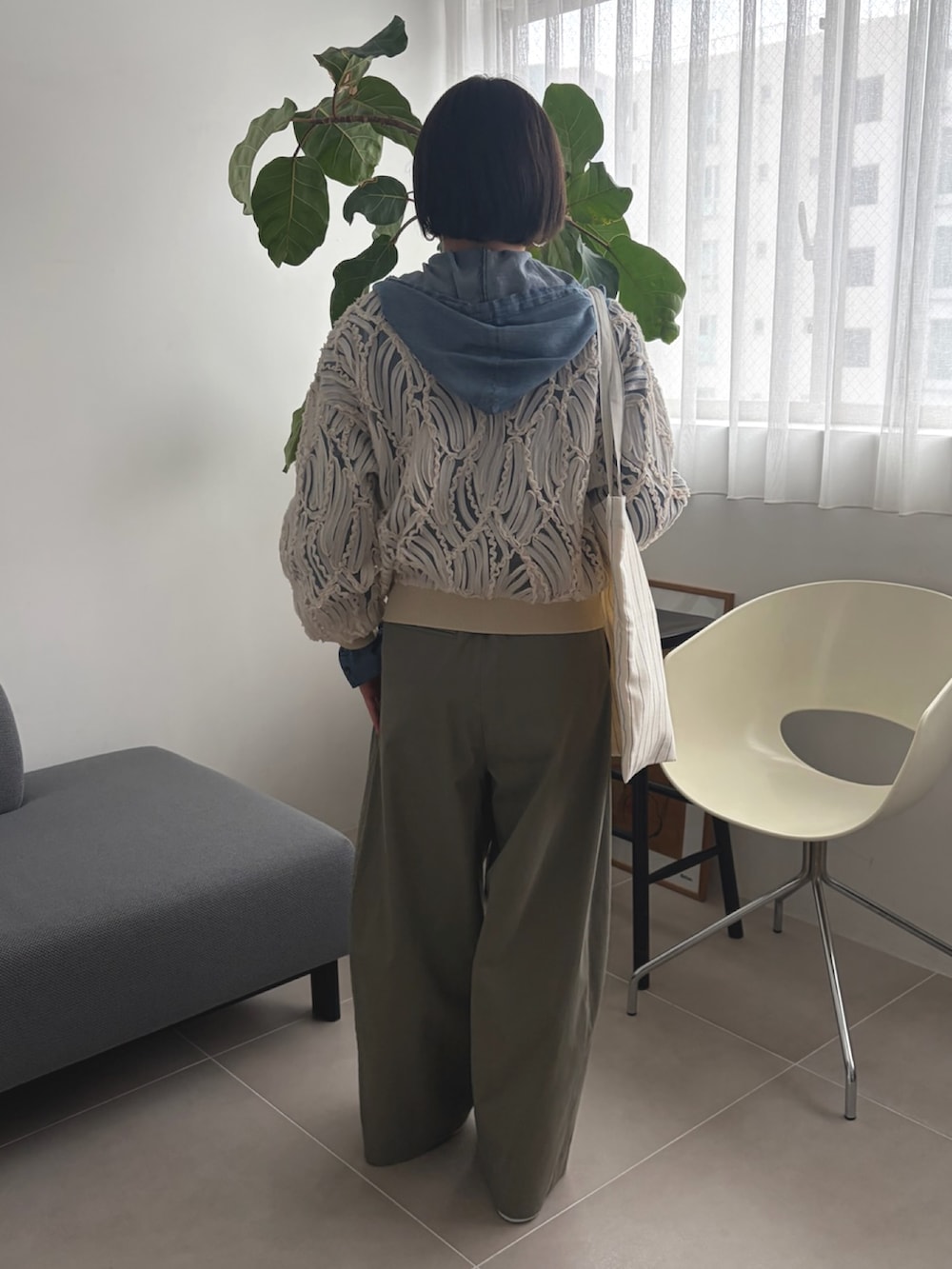 ホワイト系のブルゾン、ブルー系のシャツ/ブラウス、グリーン系のその他パンツを着用したレディースの冬コーディネートの3枚目の写真