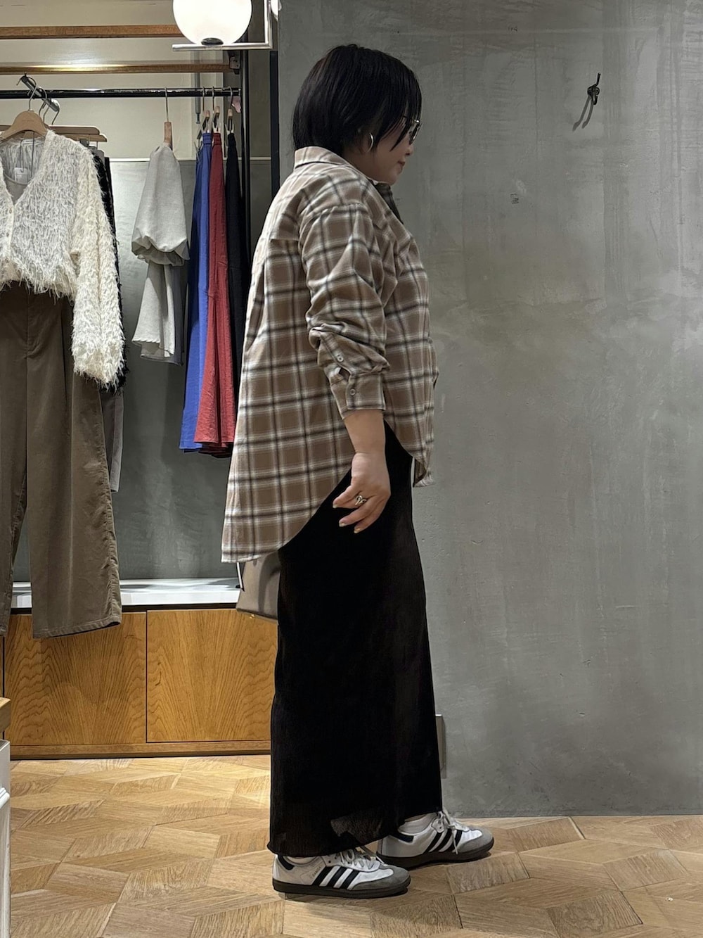 ブラウン系のシャツ/ブラウス、ブラウン系のスカートを着用したレディースの秋コーディネートの2枚目の写真