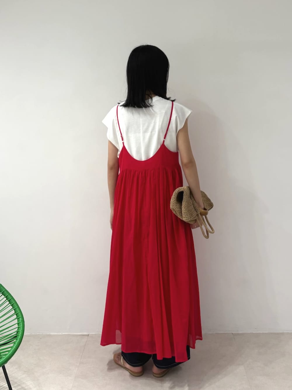ホワイト系のTシャツ/カットソー、レッド系のワンピースを着用したレディースの夏コーディネートの3枚目の写真