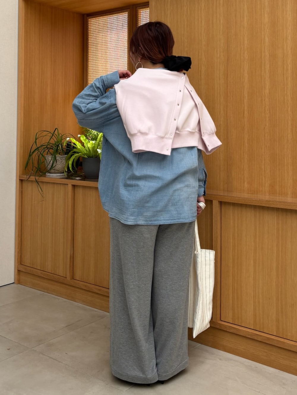 ブルー系のシャツ/ブラウス、グレー系のその他パンツ、ピンク系のカーディガン/ボレロを着用したレディースの春コーディネートの3枚目の写真