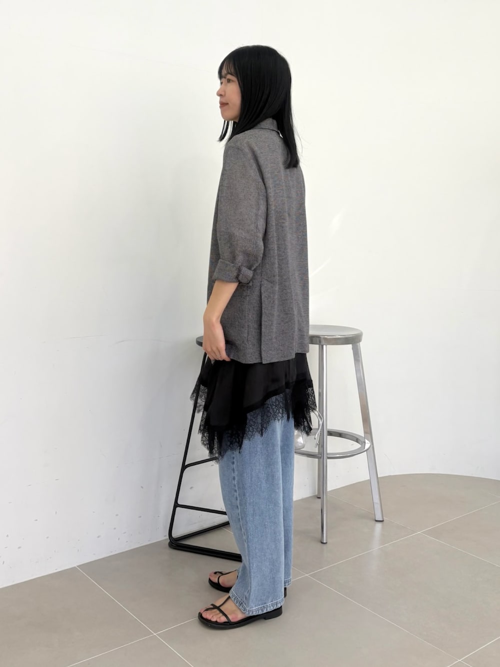 ブラック系のシャツ/ブラウス、ブラック系のテーラードジャケット、ホワイト系のTシャツ/カットソーを着用したレディースの春コーディネートの2枚目の写真