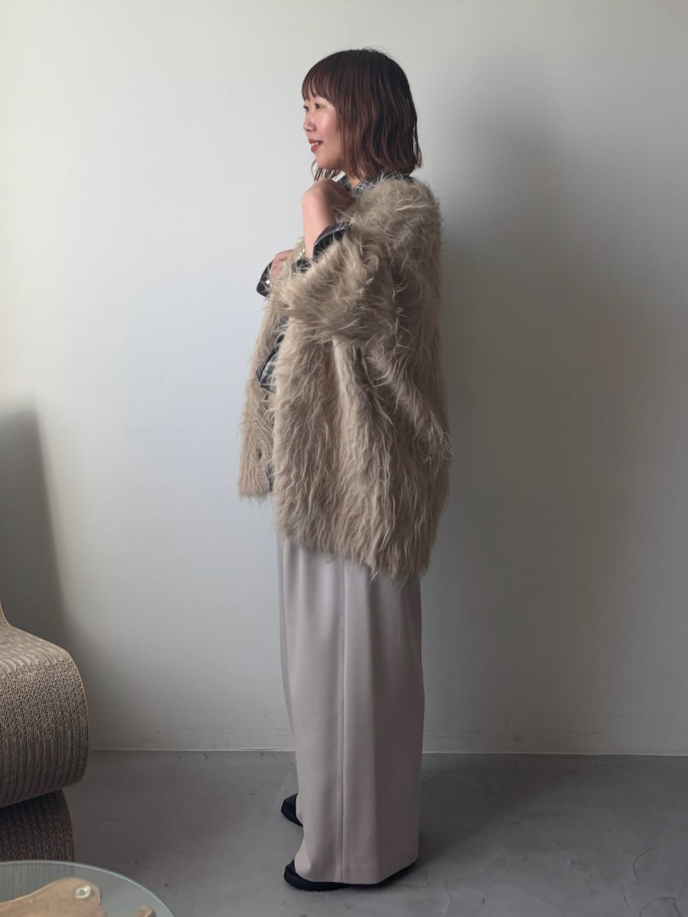 ブラウン系のシャツ/ブラウス、ベージュ系のカーディガン/ボレロ、ベージュ系のその他パンツを着用したレディースの秋コーディネートの2枚目の写真