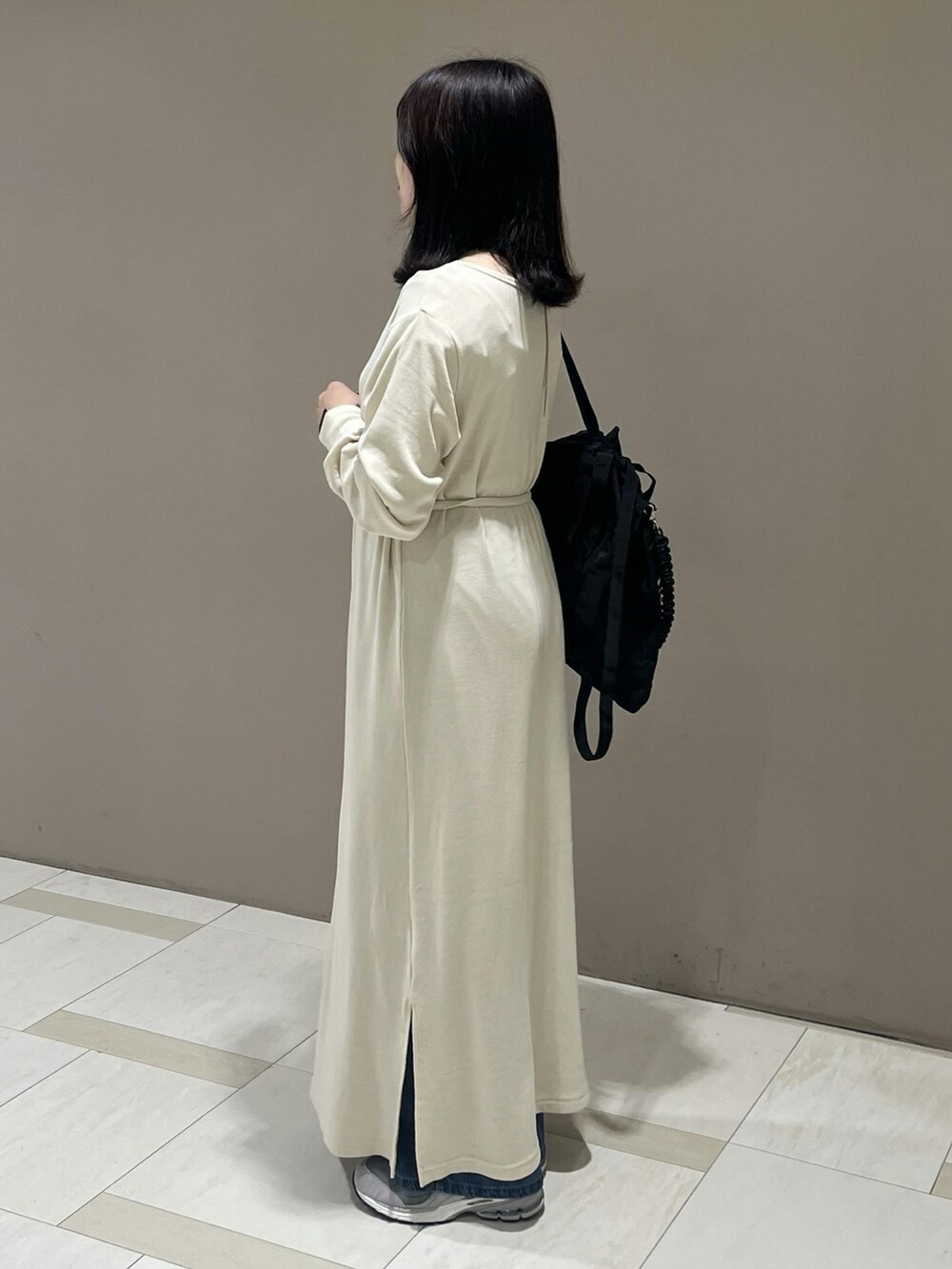 ホワイト系のワンピースを着用したレディースの秋コーディネートの2枚目の写真