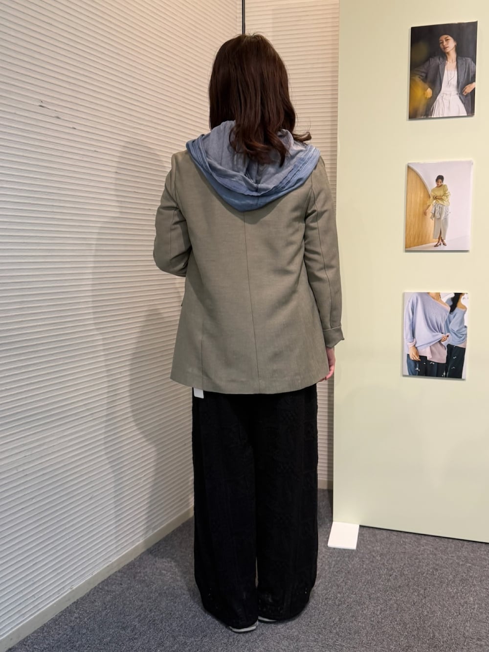 グレー系のテーラードジャケット、ブルー系のシャツ/ブラウス、ブラック系のその他パンツを着用したレディースの春コーディネートの3枚目の写真