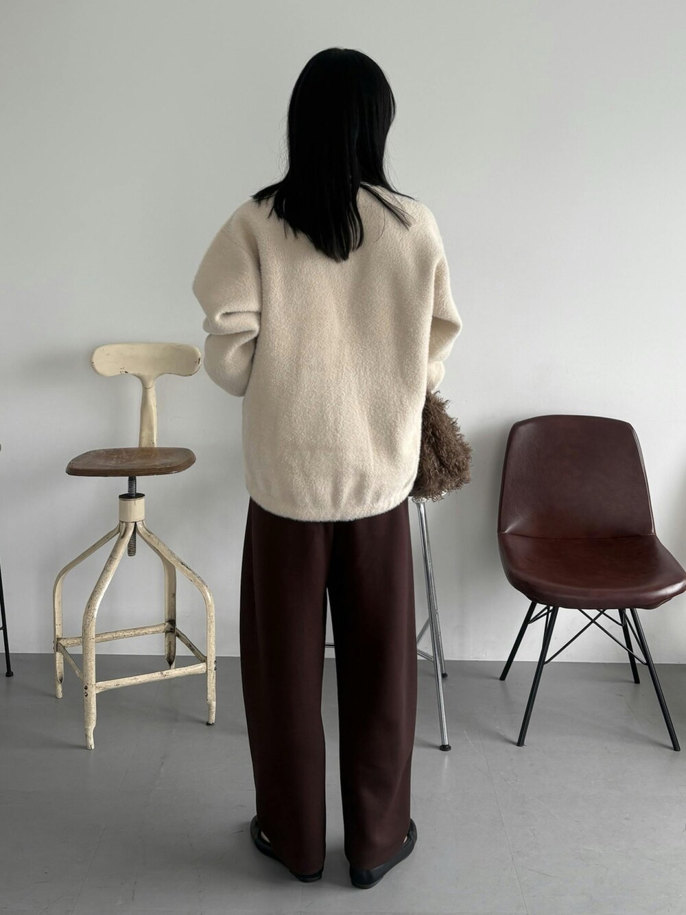 ホワイト系のカーディガン/ボレロ、ブラウン系のシャツ/ブラウスを着用したレディースの秋コーディネートの3枚目の写真