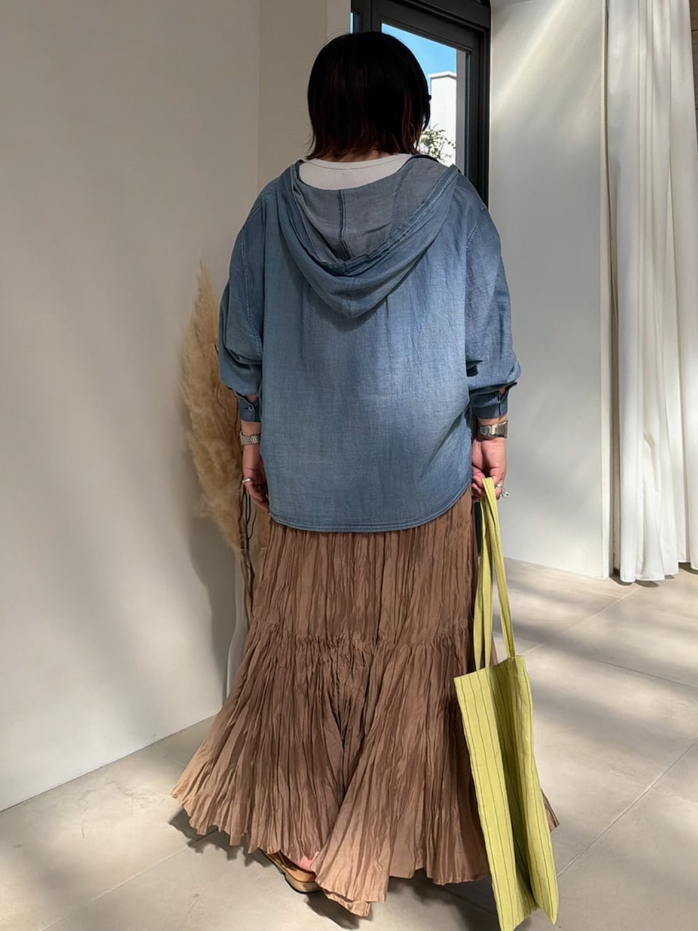 ブルー系のシャツ/ブラウス、イエロー系のスカートを着用したレディースの春コーディネートの3枚目の写真