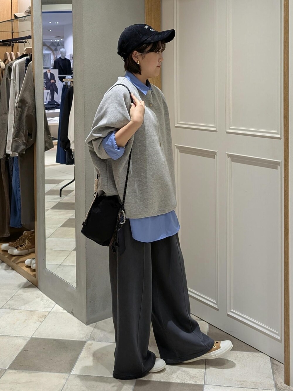 グレー系のTシャツ/カットソー、グレー系のスウェットパンツ、ブラック系のキャップを着用したレディースの秋コーディネートの2枚目の写真