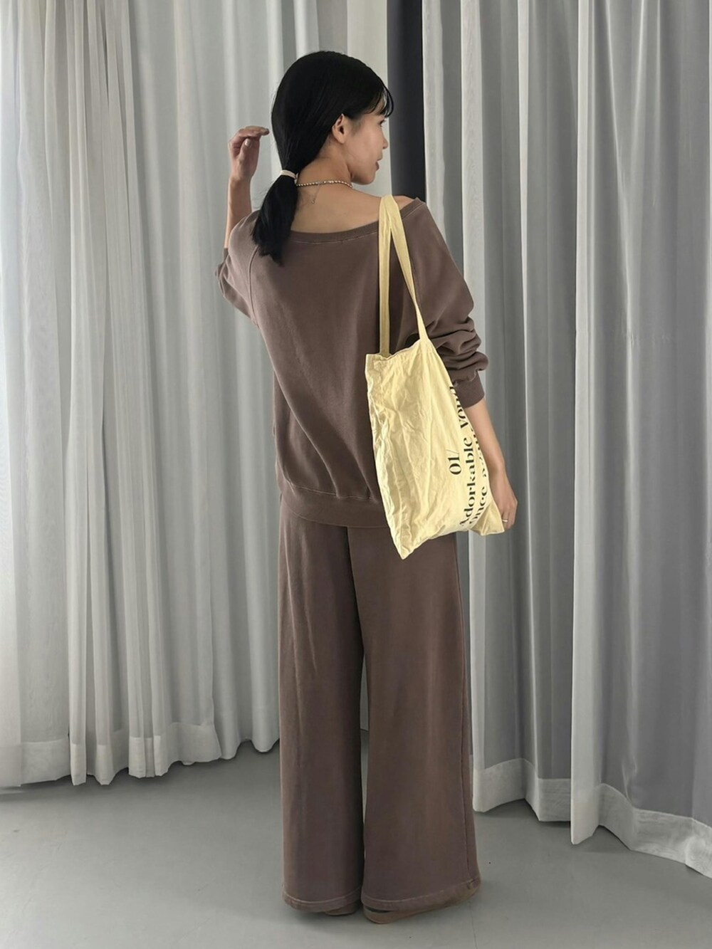 ブラウン系のスウェット、ブラウン系のスウェットパンツを着用したレディースの秋コーディネートの3枚目の写真