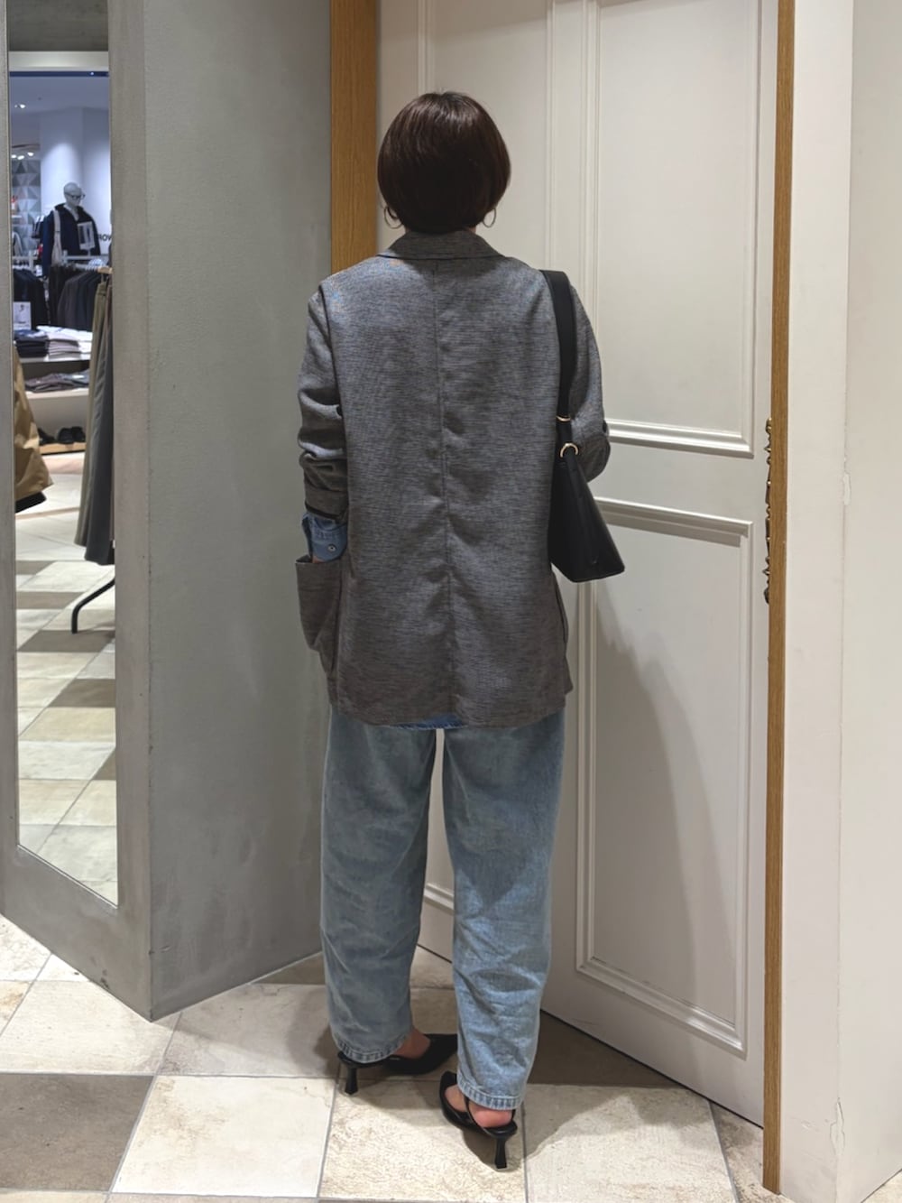 ブルー系のシャツ/ブラウス、ブラック系のテーラードジャケットを着用したレディースの春コーディネートの3枚目の写真