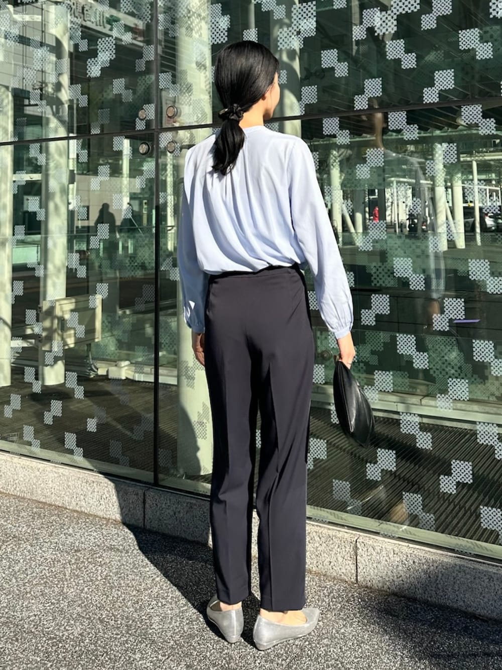 ブルー系のシャツ/ブラウスを着用したレディースの冬コーディネートの3枚目の写真