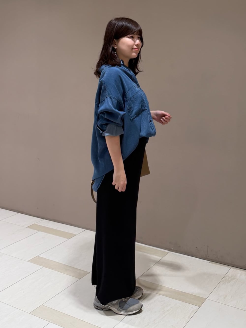 ブルー系のシャツ/ブラウス、ブラック系のスカートを着用したレディースの冬コーディネートの2枚目の写真