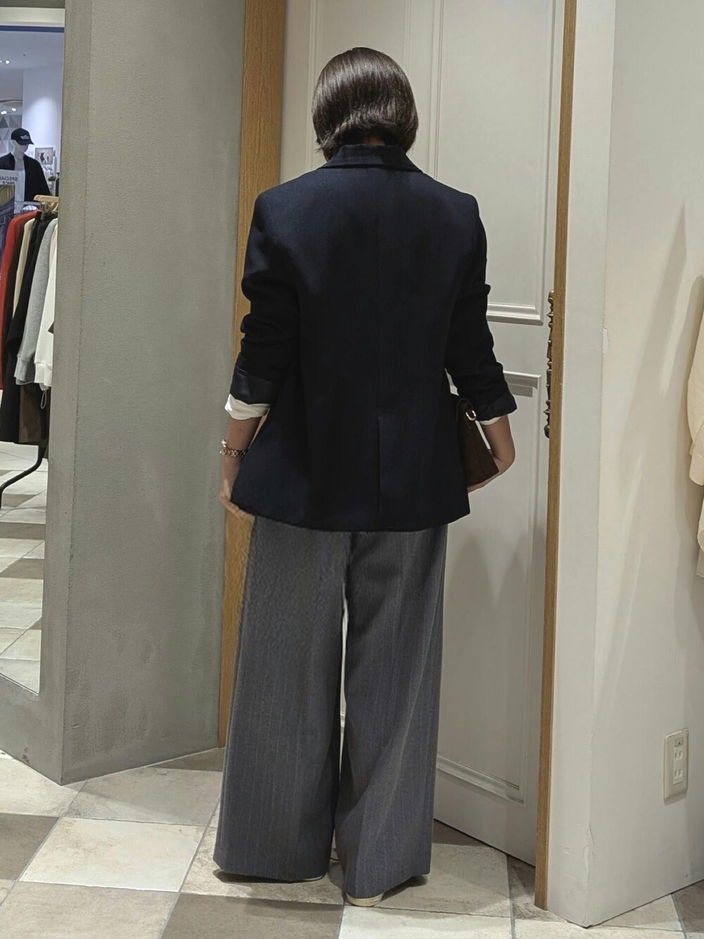 ブルー系のテーラードジャケット、グレー系のその他パンツを着用したレディースの秋コーディネートの2枚目の写真