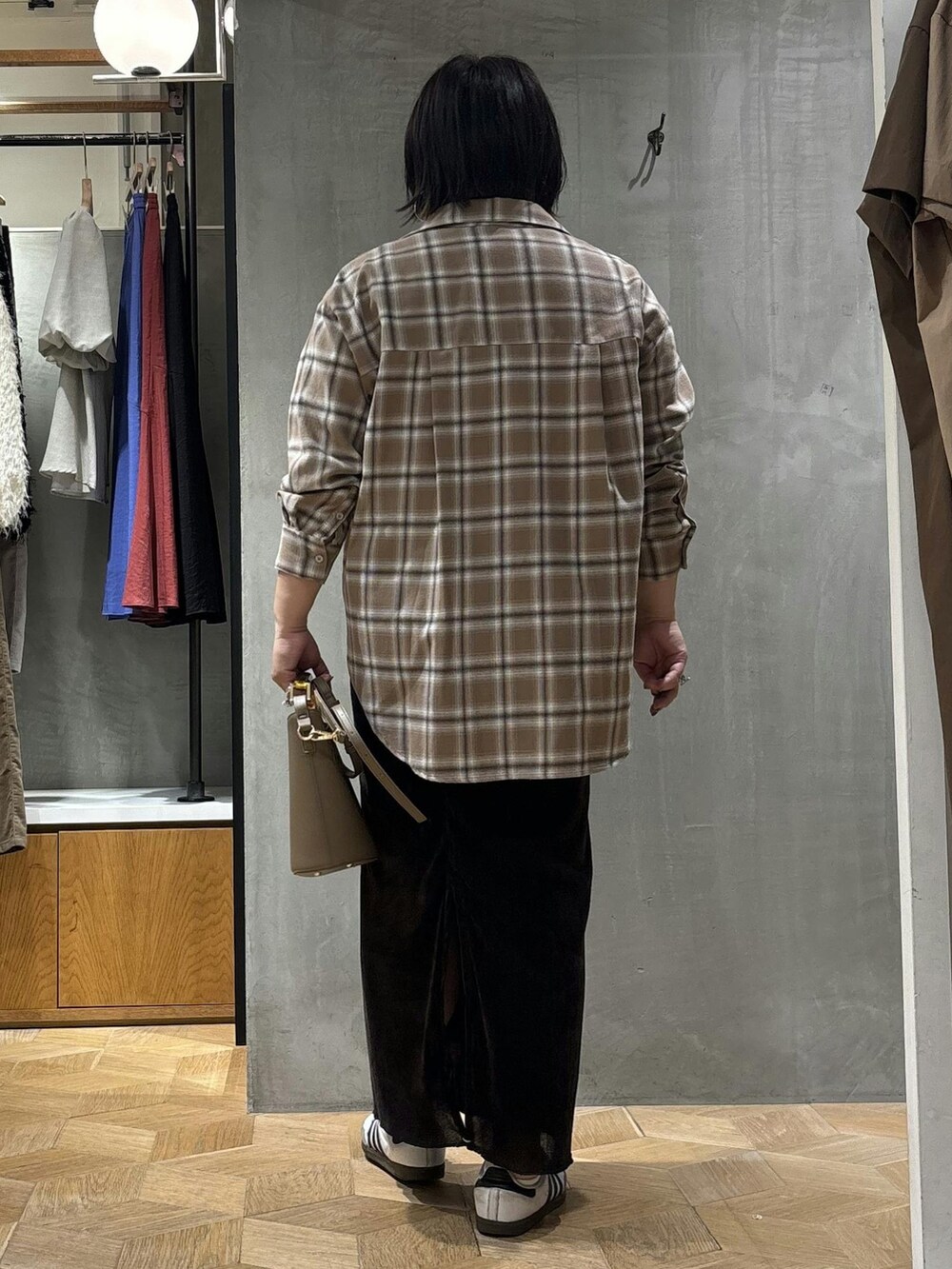 ブラウン系のシャツ/ブラウス、ブラウン系のスカートを着用したレディースの秋コーディネートの3枚目の写真