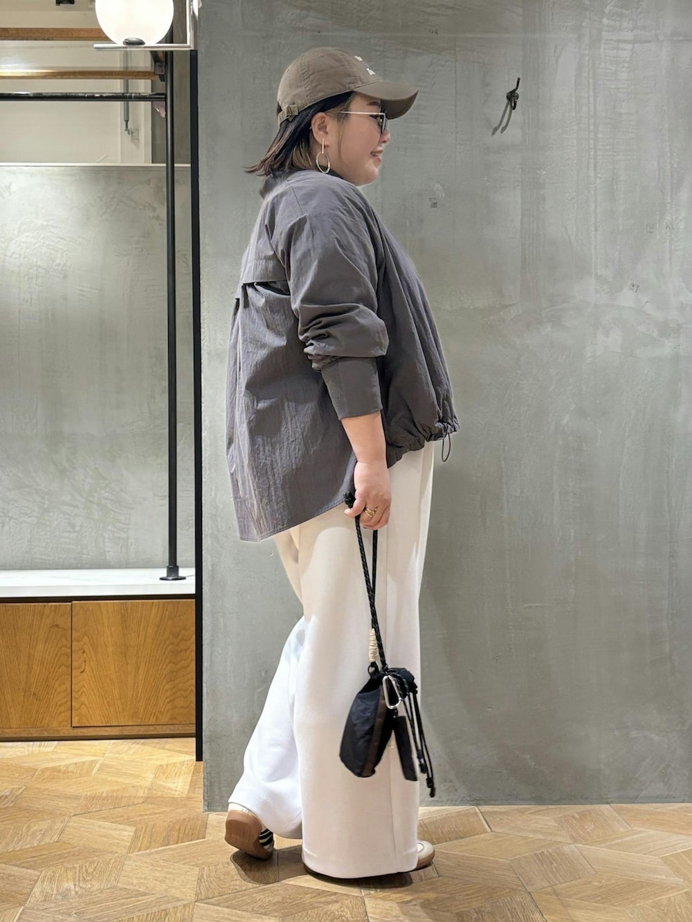 グレー系のブルゾン、グレー系のTシャツ/カットソー、グレー系のその他パンツを着用したレディースの秋コーディネートの2枚目の写真