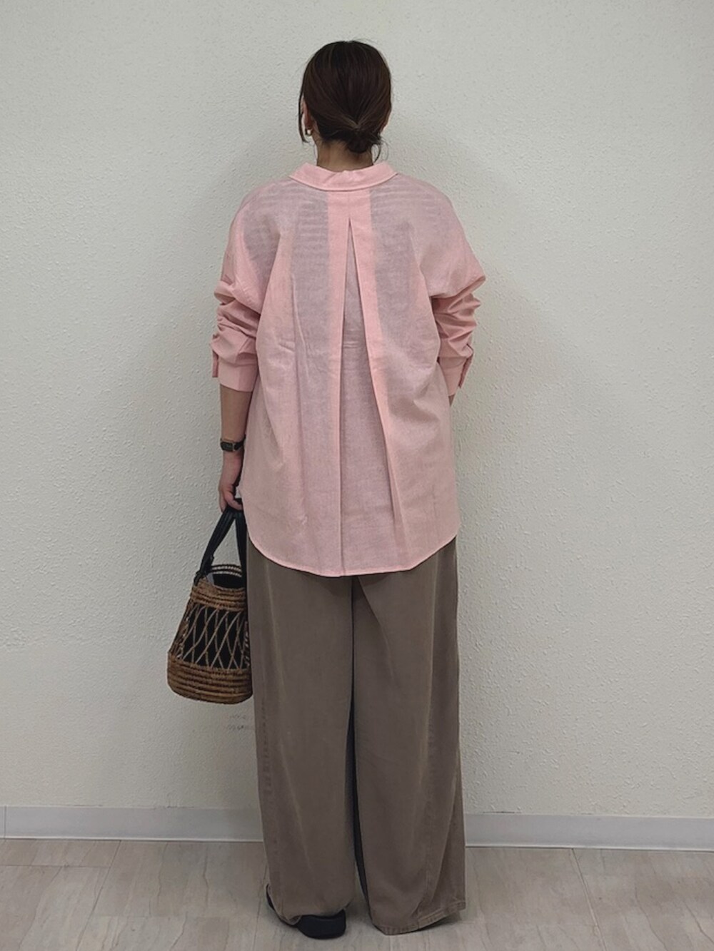 ピンク系のシャツ/ブラウス、ブラック系のTシャツ/カットソー、ブラウン系のその他パンツを着用したレディースの夏コーディネートの3枚目の写真