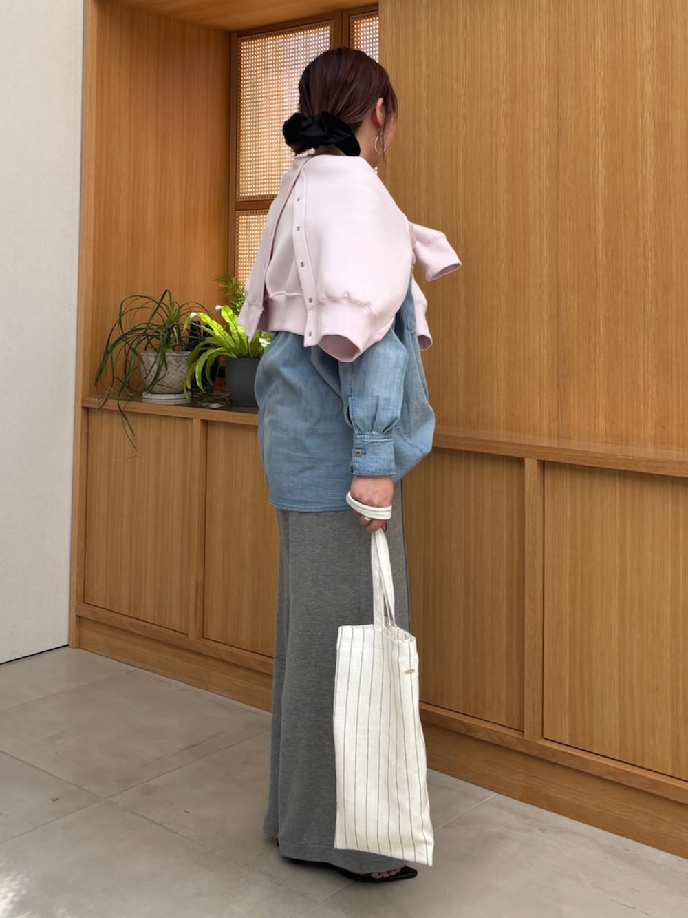 ブルー系のシャツ/ブラウス、グレー系のその他パンツ、ピンク系のカーディガン/ボレロを着用したレディースの春コーディネートの2枚目の写真