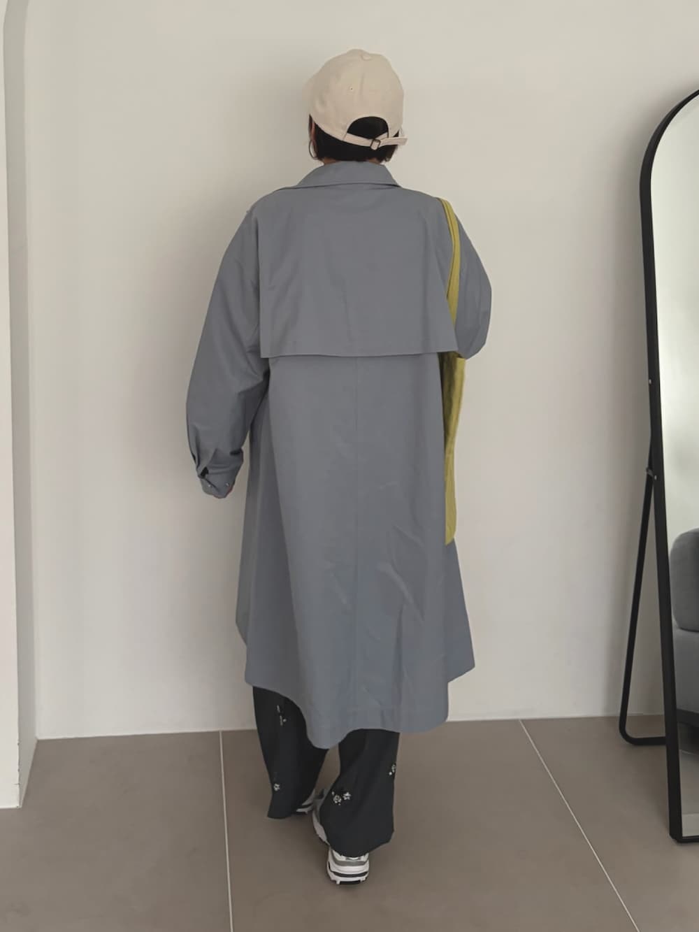 ブルー系のその他アウター、グレー系のニット/セーター、グレー系のその他パンツを着用したレディースの冬コーディネートの3枚目の写真