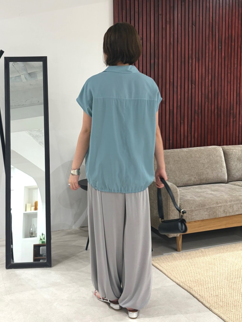 ブルー系のシャツ/ブラウス、グレー系のその他パンツを着用したレディースの夏コーディネートの3枚目の写真