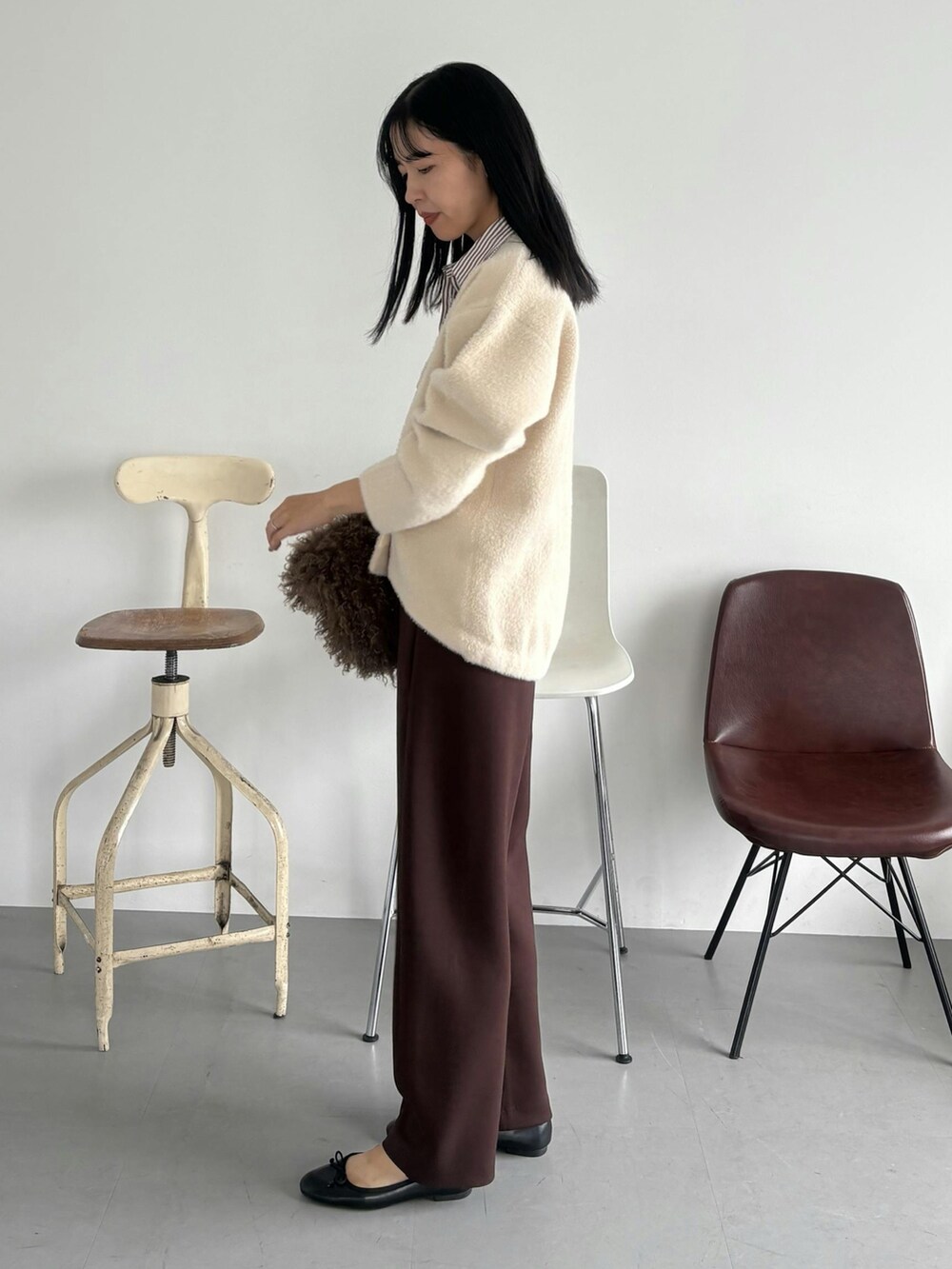 ホワイト系のカーディガン/ボレロ、ブラウン系のシャツ/ブラウスを着用したレディースの秋コーディネートの2枚目の写真