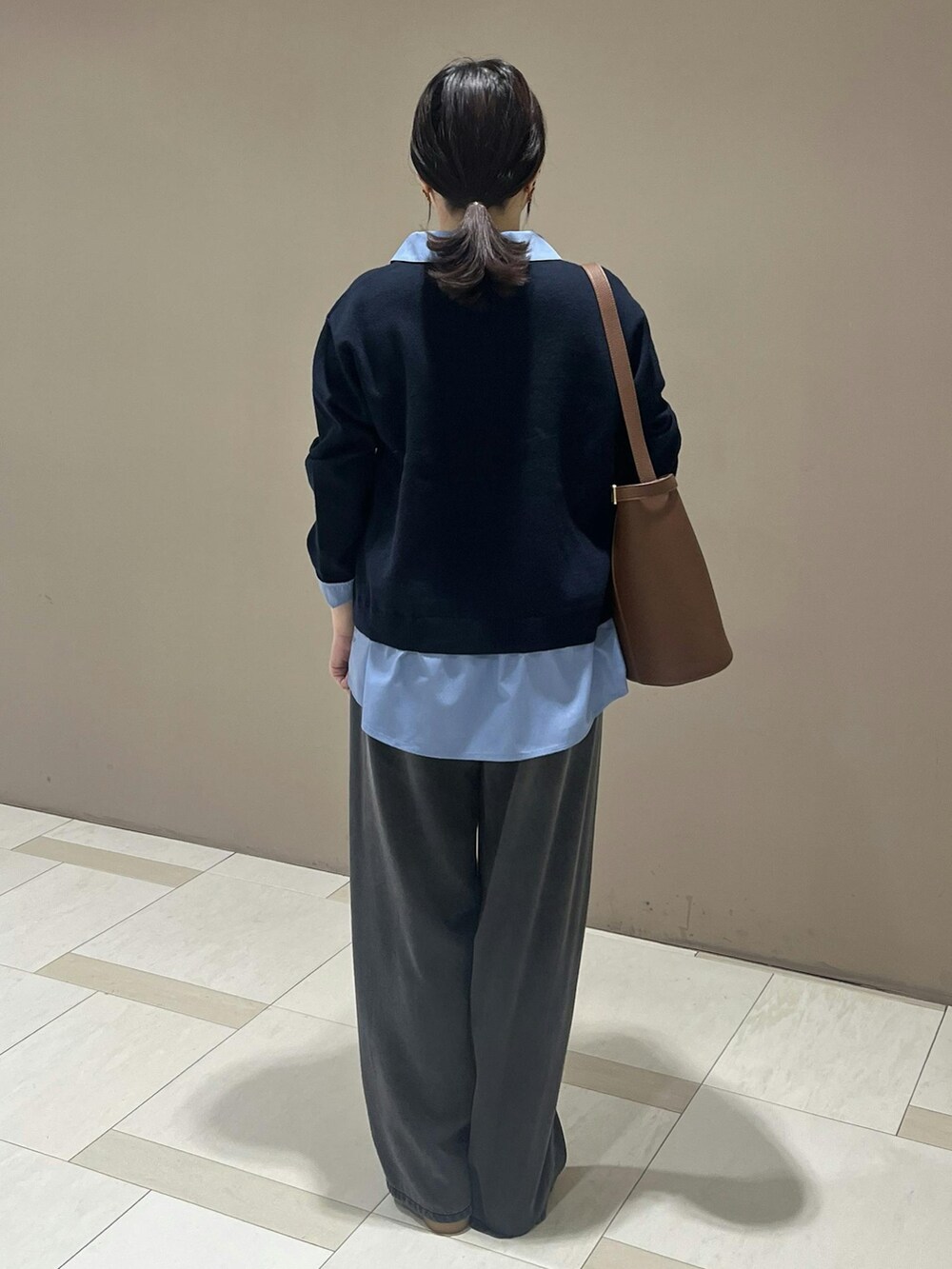 ブルー系のカーディガン/ボレロ、グレー系のデニムパンツを着用したレディースの秋コーディネートの3枚目の写真