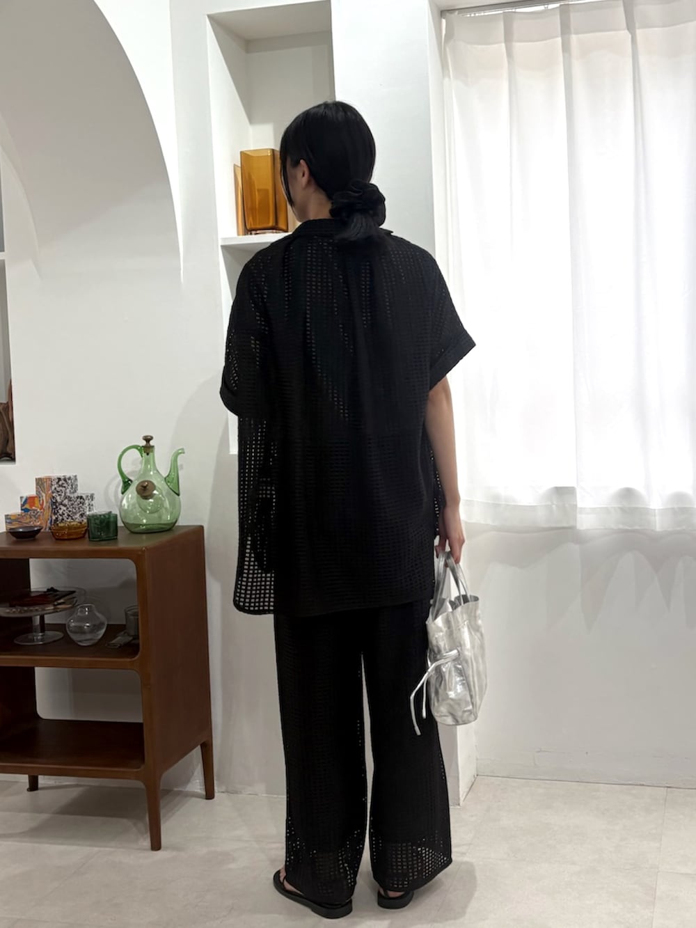 ブラック系のその他パンツ、グレー系のTシャツ/カットソー、ブラック系のシャツ/ブラウスを着用したレディースの夏コーディネートの3枚目の写真