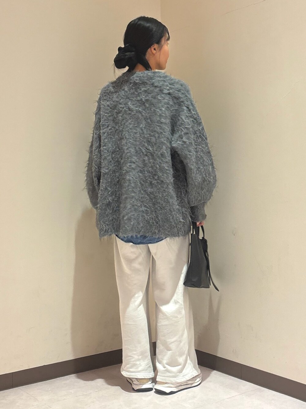 ブルー系のシャツ/ブラウス、グレー系のカーディガン/ボレロ、ベージュ系のスウェットパンツを着用したレディースの秋コーディネートの3枚目の写真