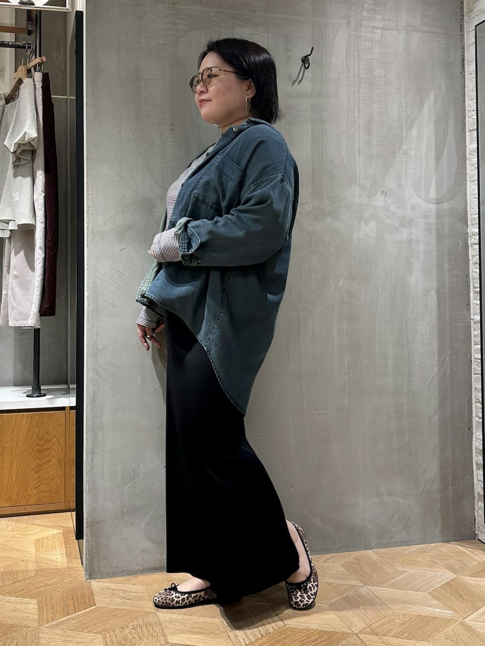 ホワイト系のTシャツ/カットソー、ブルー系のシャツ/ブラウス、ブラック系のスカートを着用したレディースの秋コーディネートの2枚目の写真