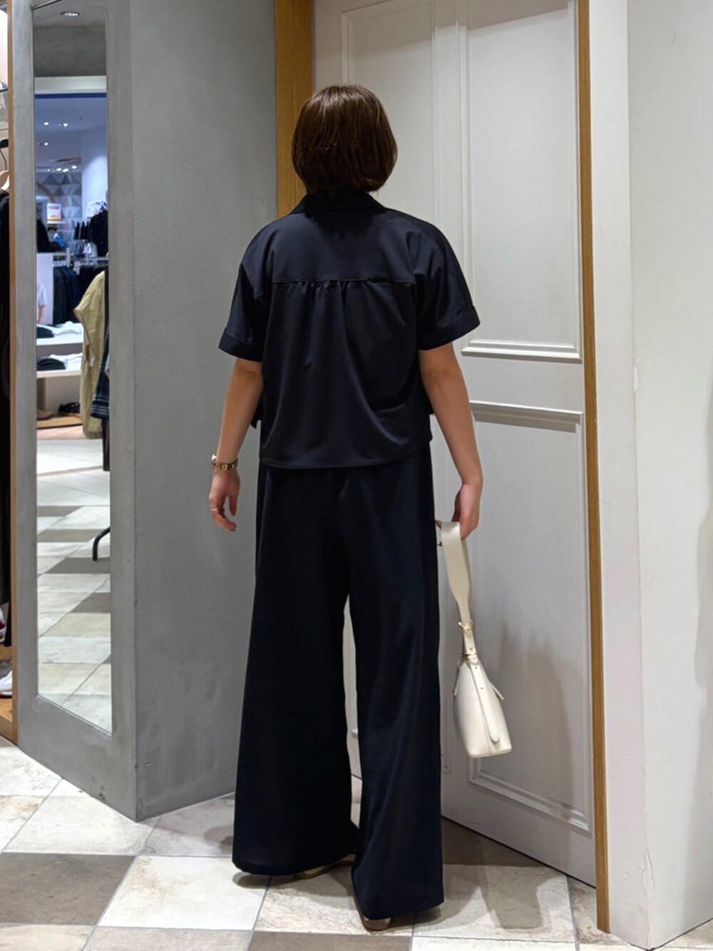 ブラック系のその他パンツ、ブラック系のシャツ/ブラウス、ホワイト系のTシャツ/カットソーを着用したレディースの夏コーディネートの3枚目の写真