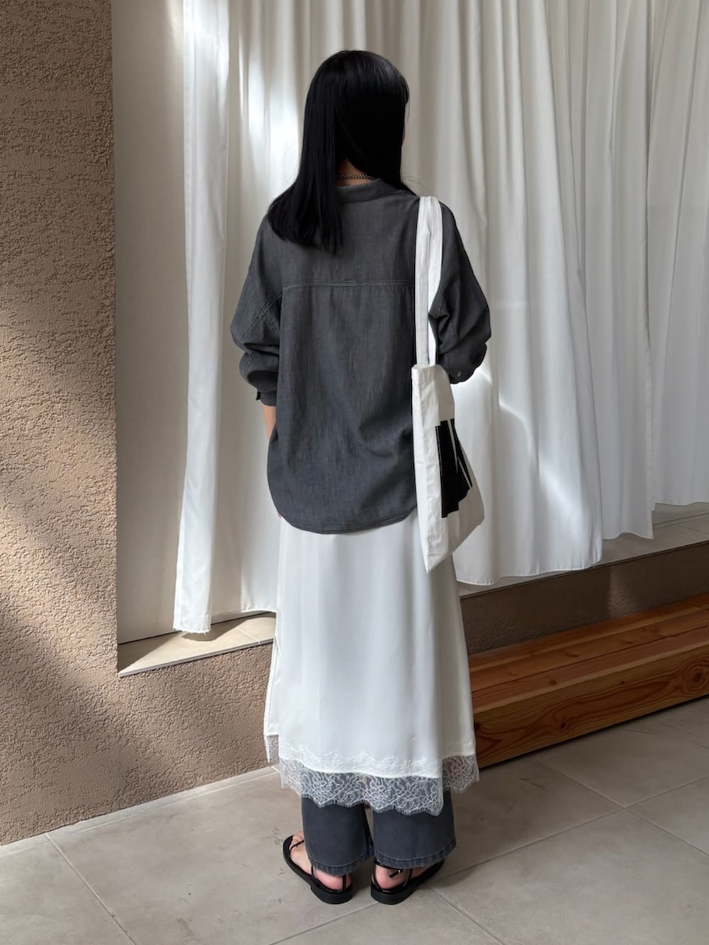 グレー系のシャツ/ブラウス、ホワイト系のスカートを着用したレディースの春コーディネートの3枚目の写真