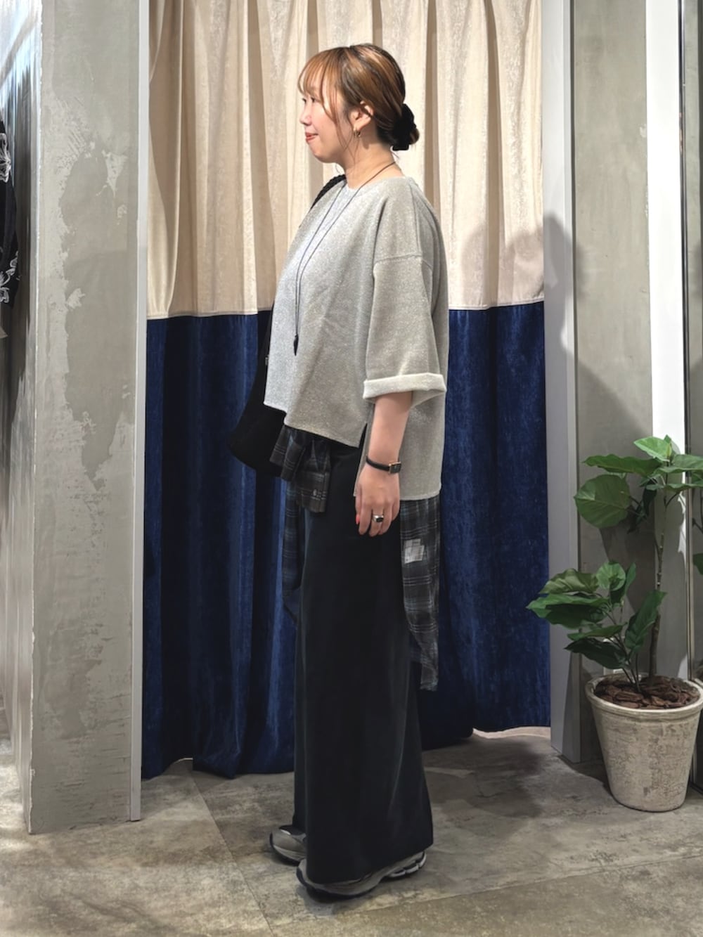 ブラック系のスカート、ベージュ系のTシャツ/カットソー、ブルー系のTシャツ/カットソーを着用したレディースの夏コーディネートの2枚目の写真