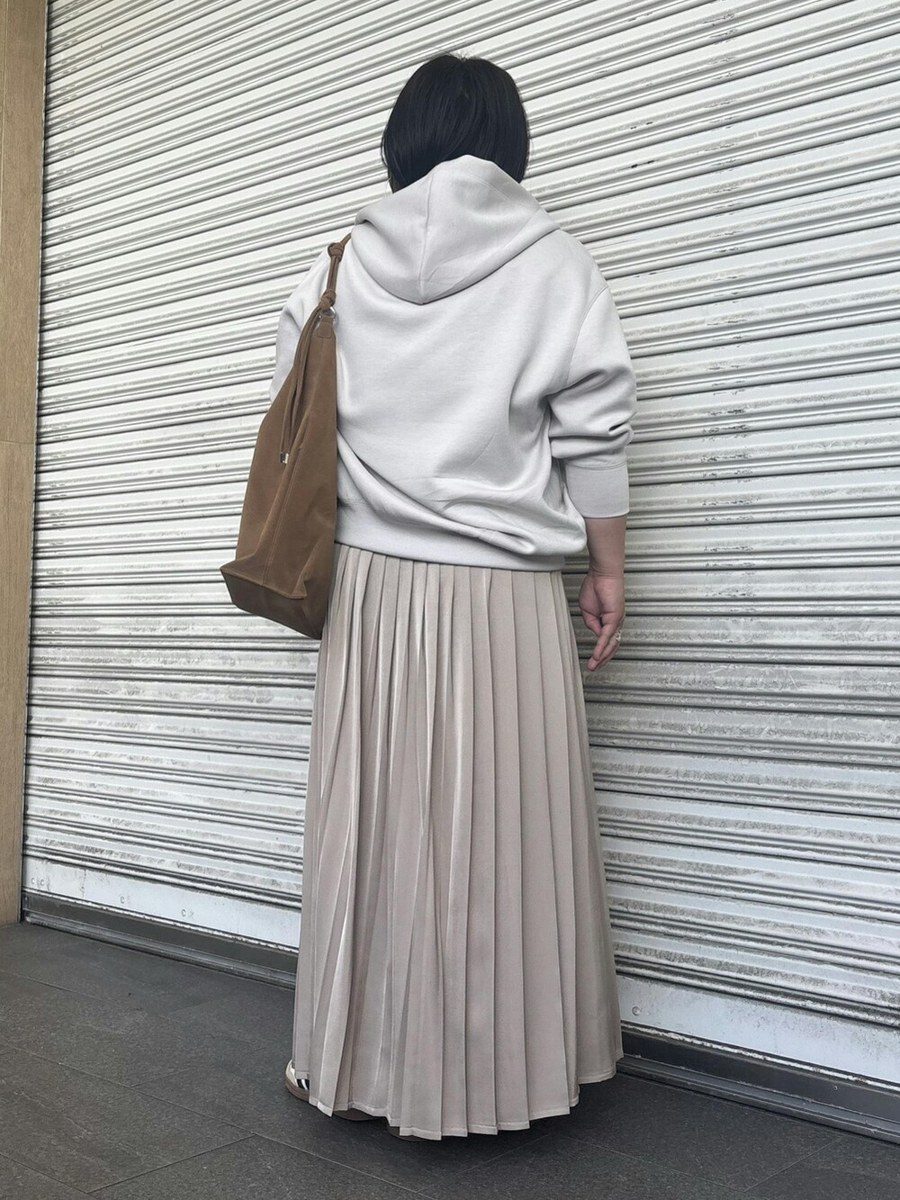 ベージュ系のパーカー、ベージュ系のスカートを着用したレディースの秋コーディネートの3枚目の写真