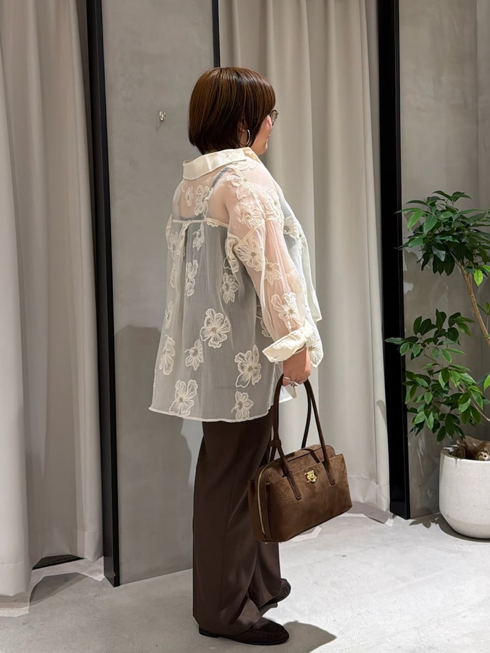 ホワイト系のシャツ/ブラウス、ブラウン系のその他パンツ、ブラウン系のショルダーバッグを着用したレディースの秋コーディネートの2枚目の写真