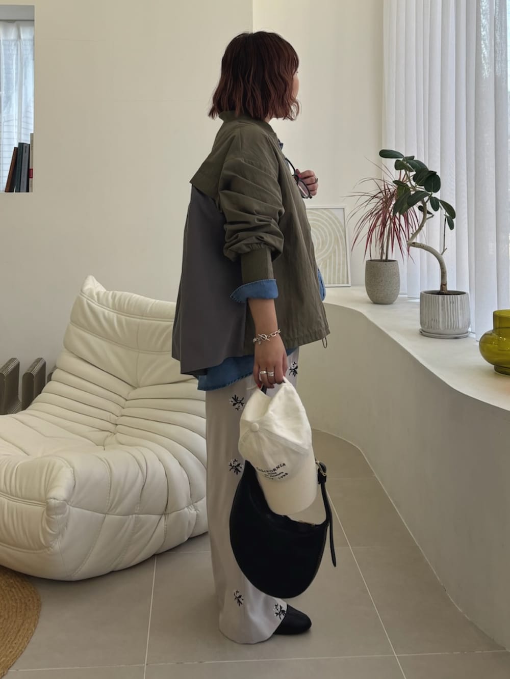 ホワイト系のシャツ/ブラウス、ベージュ系のその他パンツを着用したレディースの春コーディネートの2枚目の写真