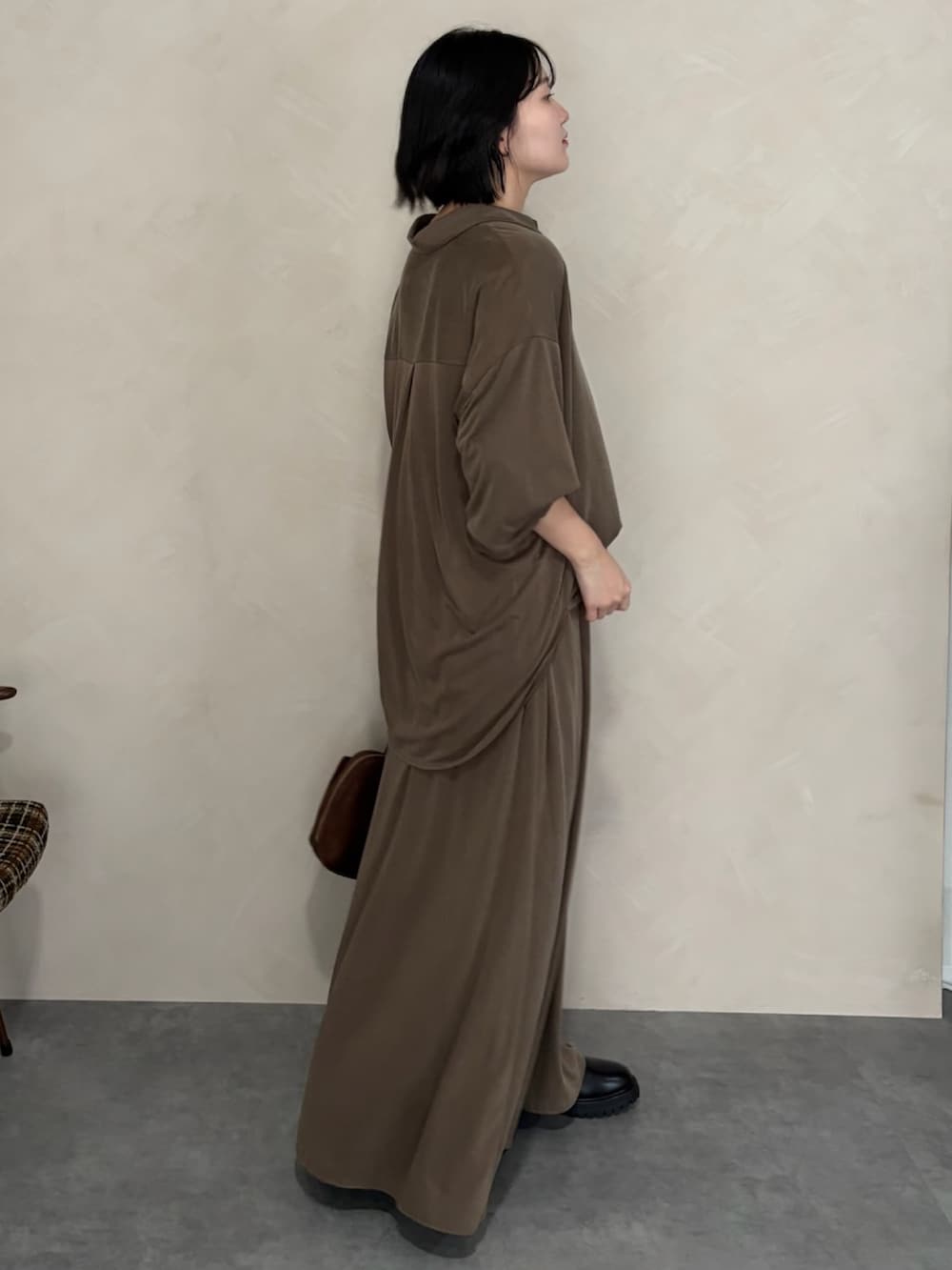 ブラウン系のシャツ/ブラウス、ブラウン系のスカート、ブラウン系のショルダーバッグを着用したレディースの夏コーディネートの2枚目の写真