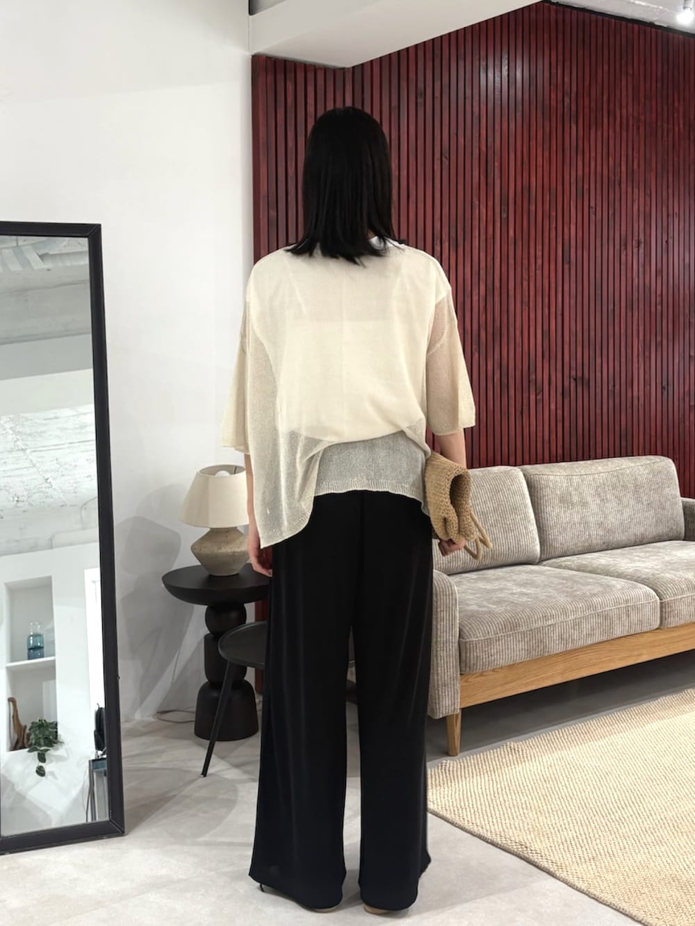 ホワイト系のニット/セーター、ホワイト系のTシャツ/カットソー、ブラック系のその他パンツを着用したレディースの夏コーディネートの3枚目の写真