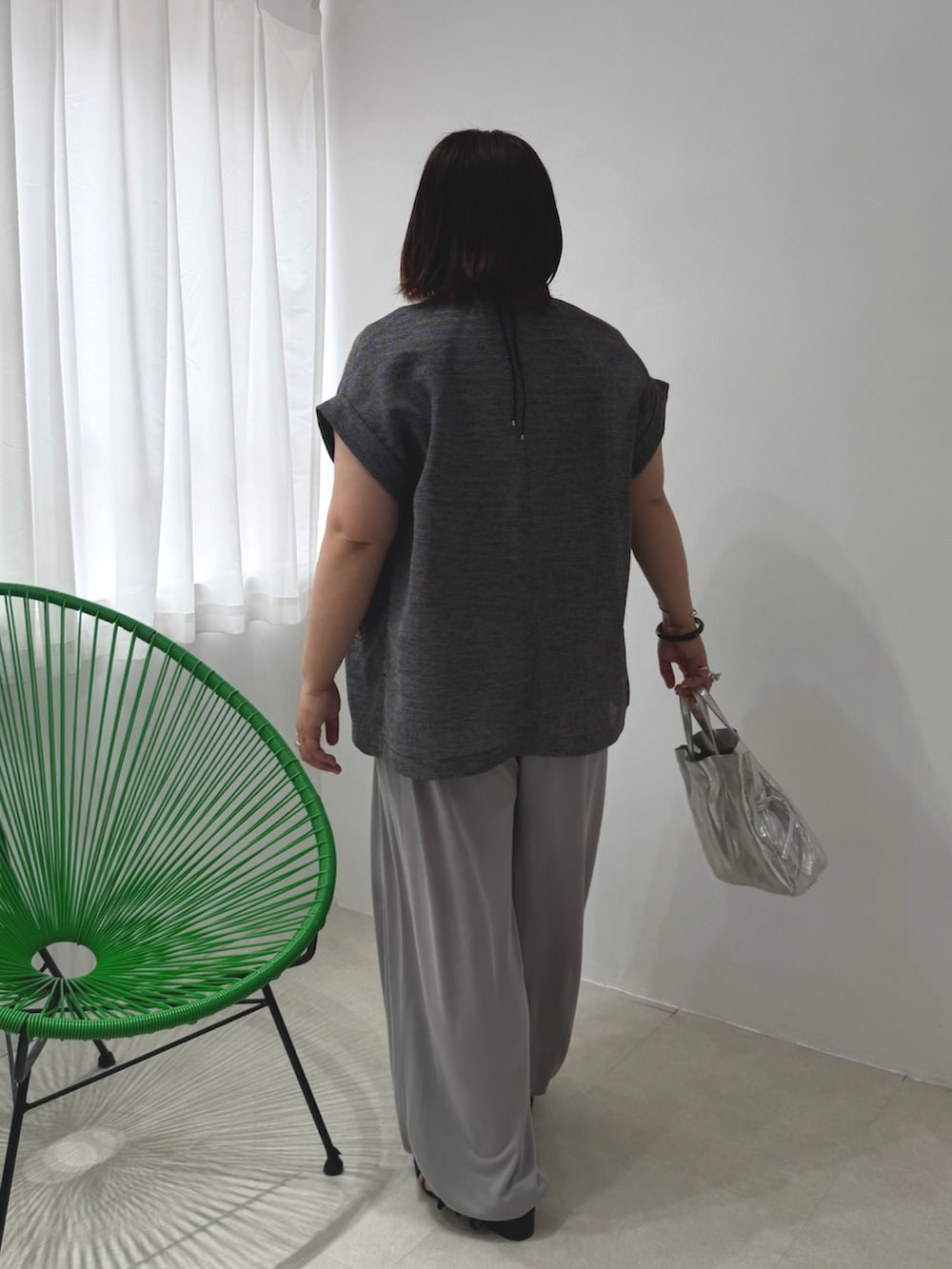 グレー系のデニムパンツ、ブラック系のその他アウター、ブラック系のTシャツ/カットソーを着用したレディースの夏コーディネートの3枚目の写真
