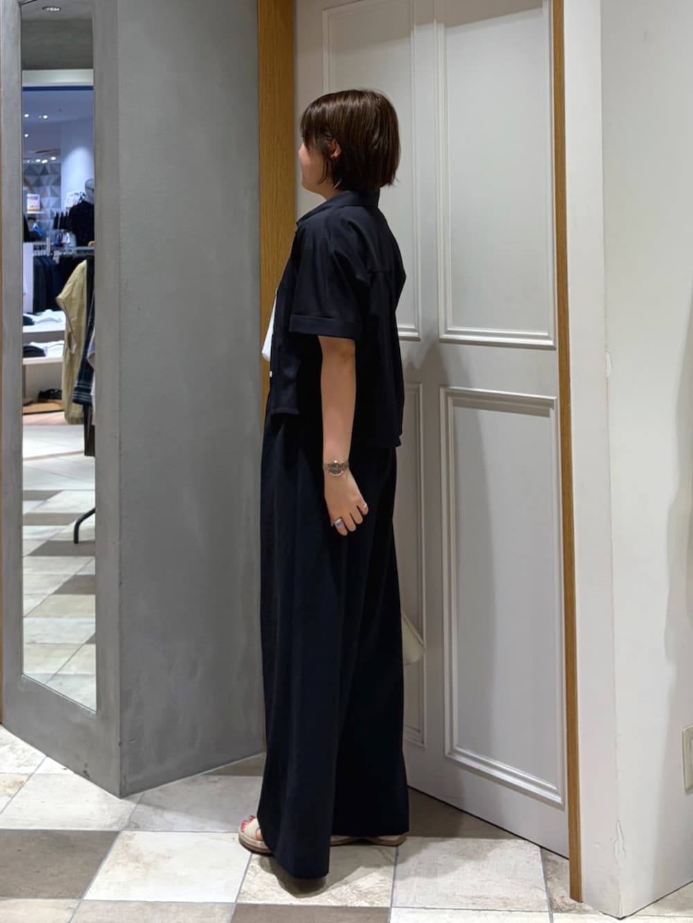 ブラック系のその他パンツ、ブラック系のシャツ/ブラウス、ホワイト系のTシャツ/カットソーを着用したレディースの夏コーディネートの2枚目の写真