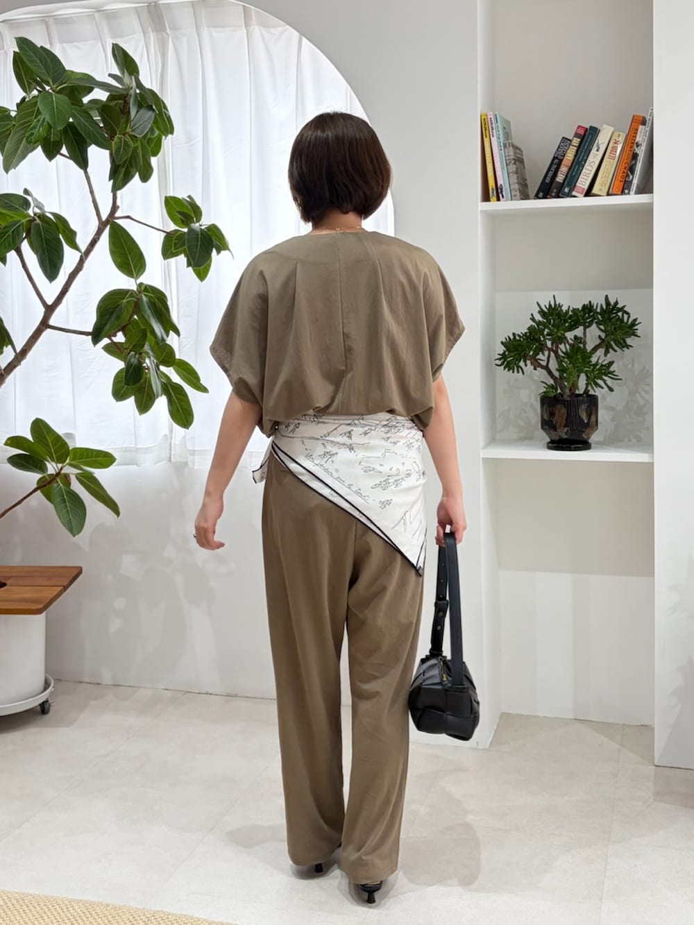 ブラウン系のTシャツ/カットソー、ブラウン系のその他パンツを着用したレディースの夏コーディネートの3枚目の写真