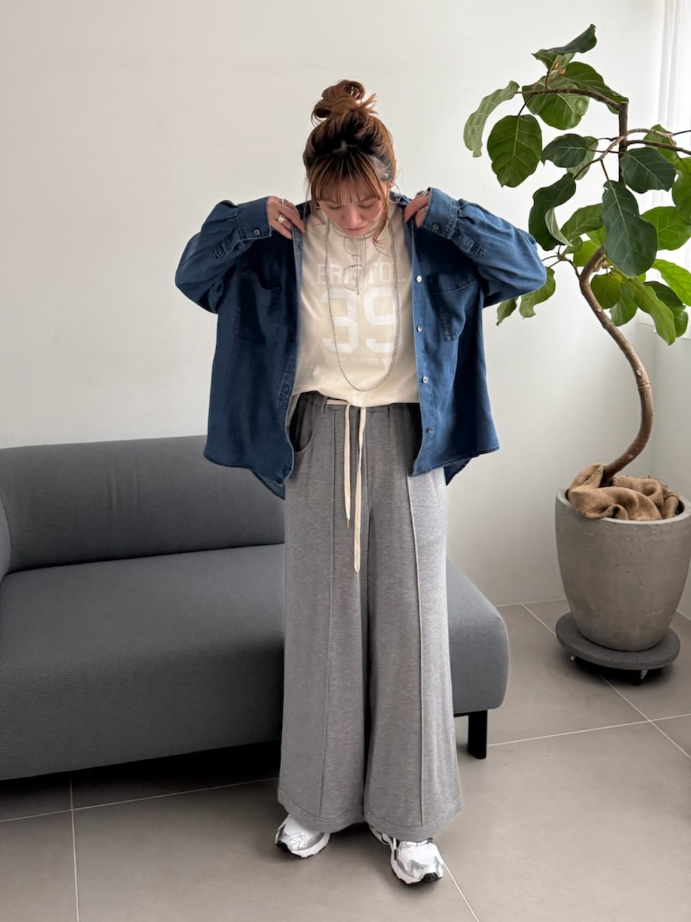 ブルー系のシャツ/ブラウス、ホワイト系のTシャツ/カットソー、グレー系のその他パンツを着用したレディースの春コーディネートの2枚目の写真