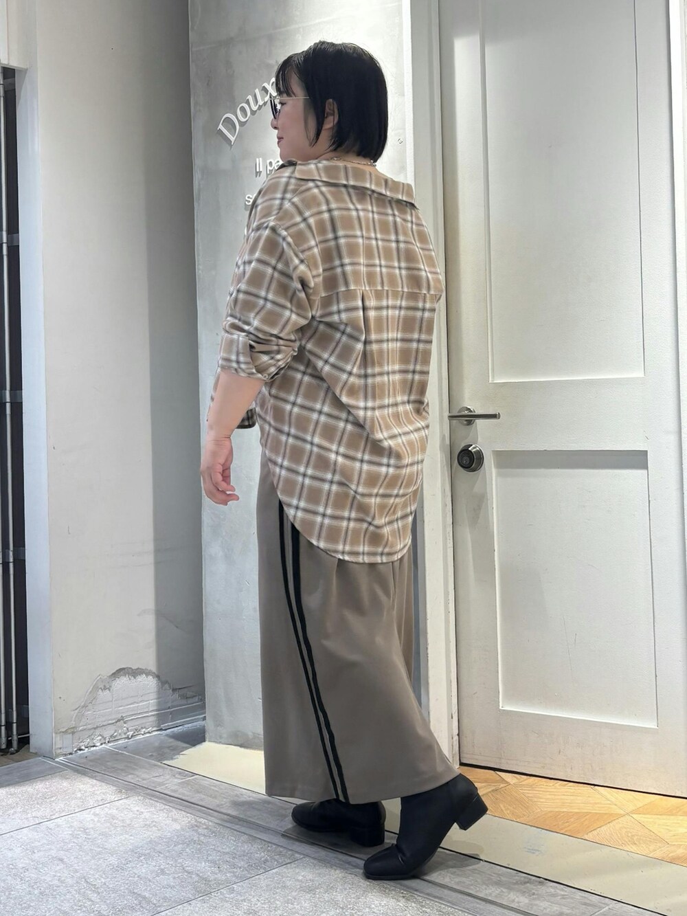 ブラウン系のシャツ/ブラウス、ブラウン系のワンピースを着用したレディースの秋コーディネートの2枚目の写真