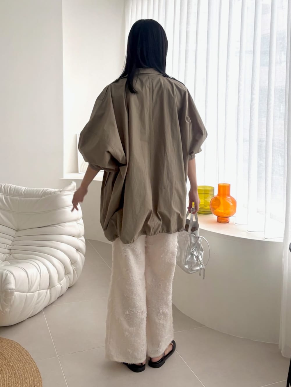 ホワイト系のその他パンツ、グリーン系のモッズコートを着用したレディースの春コーディネートの3枚目の写真