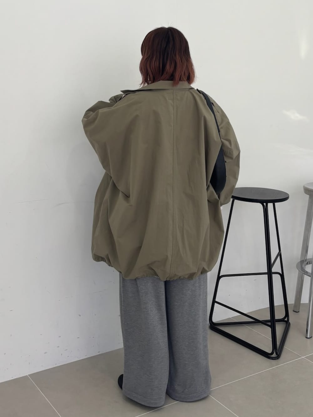 グリーン系のモッズコート、グレー系のその他パンツを着用したレディースの春コーディネートの3枚目の写真