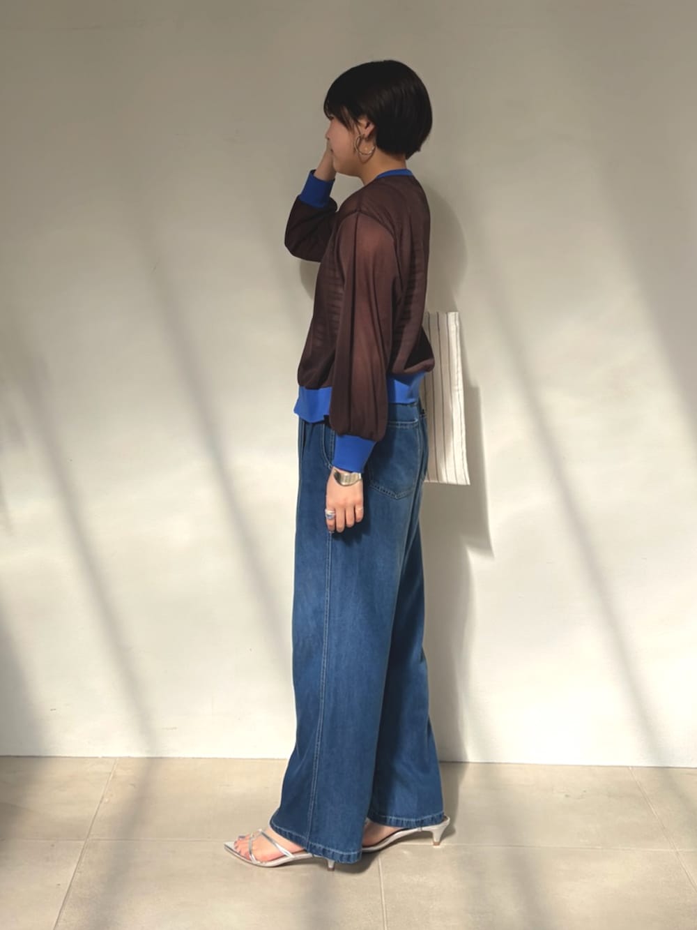 ブラウン系のカーディガン/ボレロ、ブラウン系のタンクトップを着用したレディースの春コーディネートの2枚目の写真