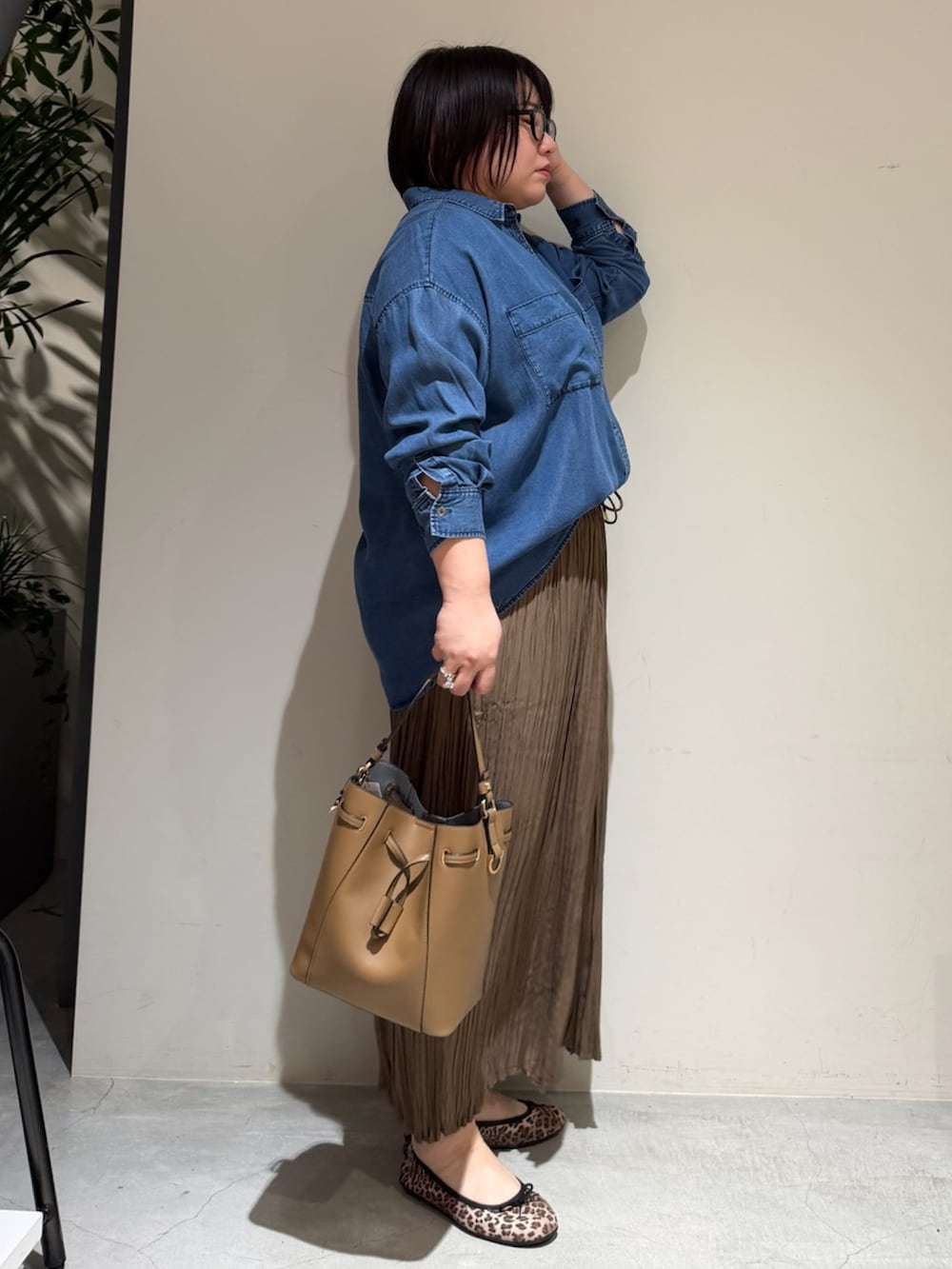 ブルー系のシャツ/ブラウス、ブラウン系のその他パンツを着用したレディースの春コーディネートの2枚目の写真