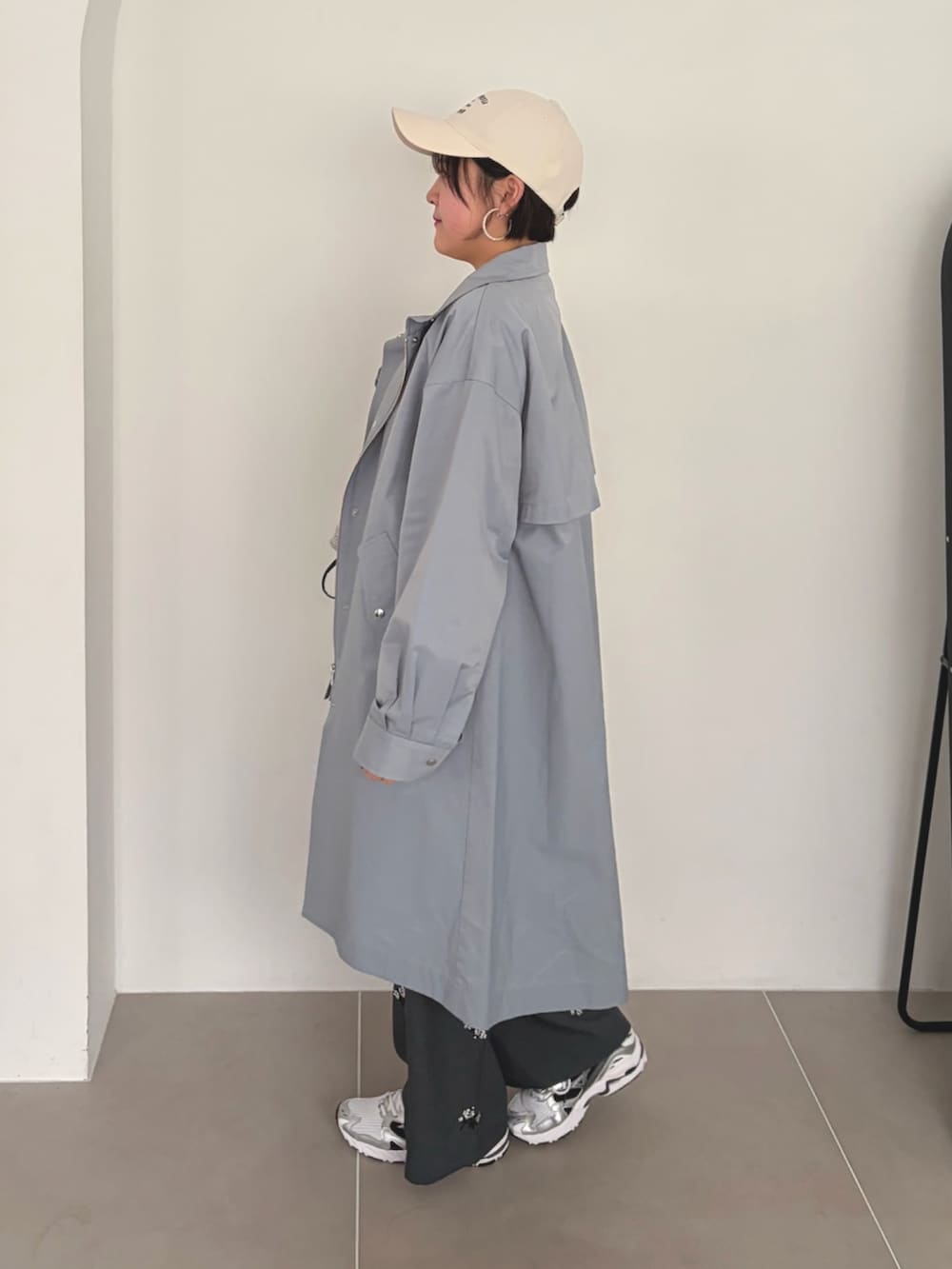 ブルー系のその他アウター、グレー系のニット/セーター、グレー系のその他パンツを着用したレディースの冬コーディネートの2枚目の写真