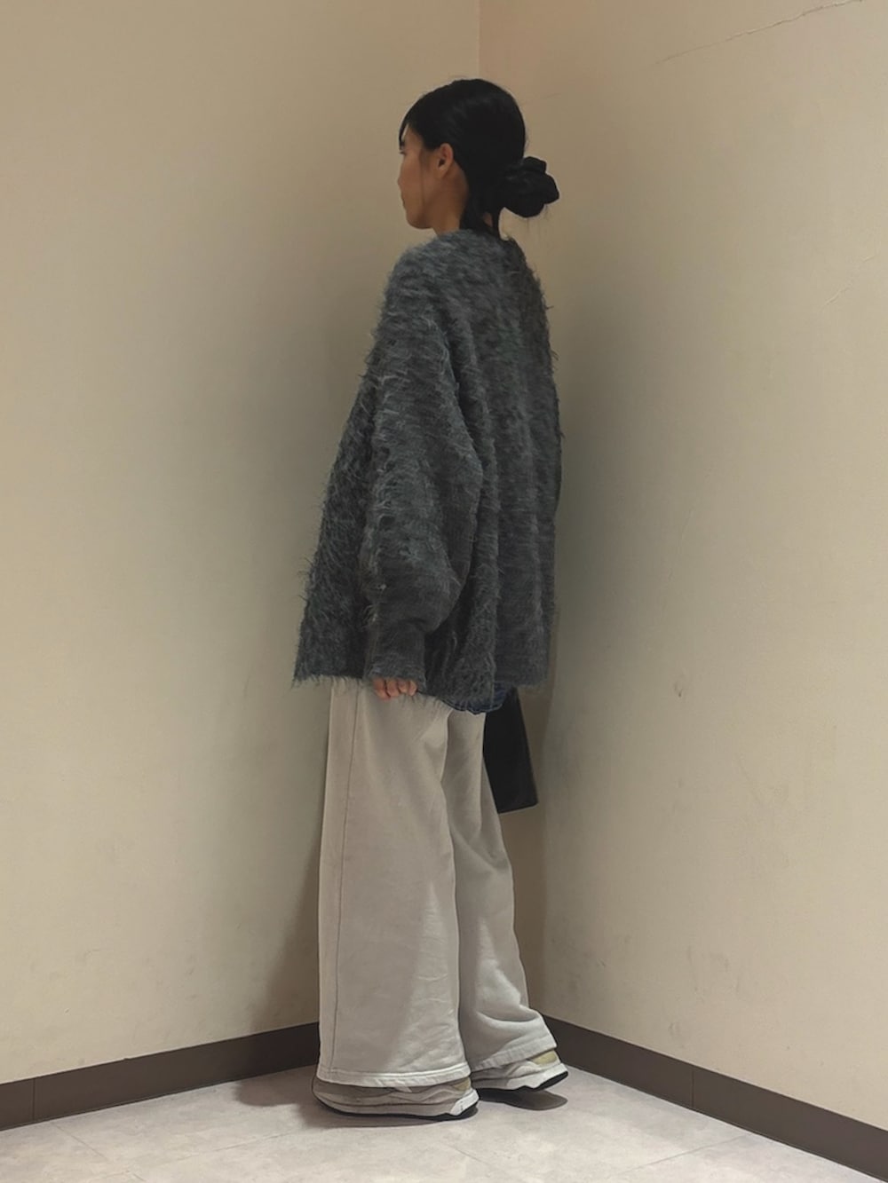 ブルー系のシャツ/ブラウス、グレー系のカーディガン/ボレロ、ベージュ系のスウェットパンツを着用したレディースの秋コーディネートの2枚目の写真