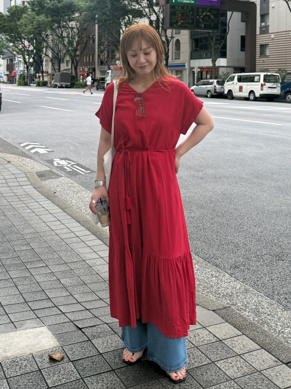 レッド系のワンピースを着用したレディースの夏コーディネートの2枚目の写真