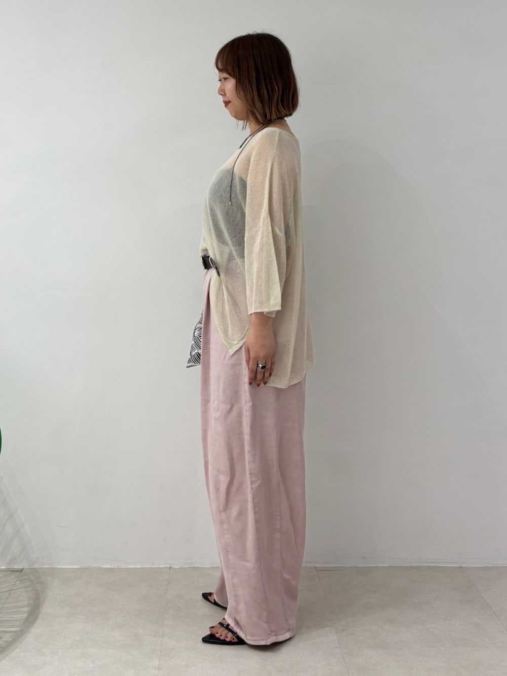 ピンク系のその他パンツ、ホワイト系のニット/セーターを着用したレディースの夏コーディネートの2枚目の写真