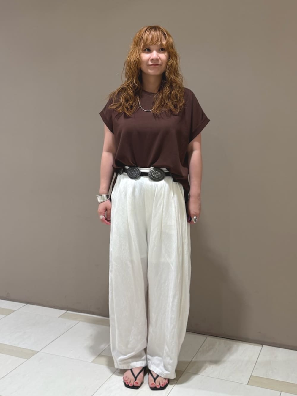 ブラウン系のTシャツ/カットソー、ホワイト系のその他パンツを着用したレディースの夏コーディネートの3枚目の写真